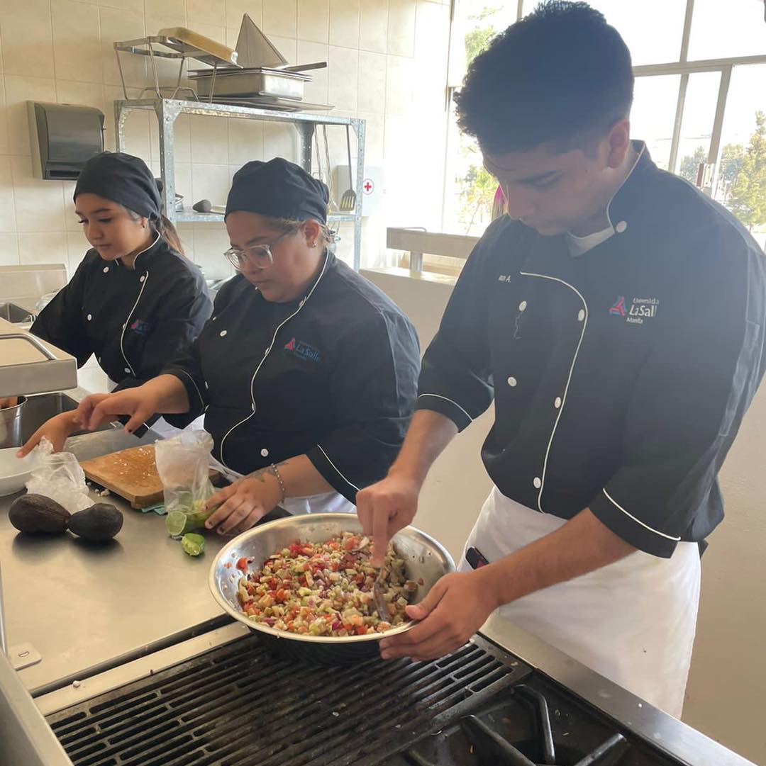 PRÁCTICAS “PESCADOS Y MARISCOS” POR PARTE DE LOS ALUMNOS DE LA LICENCIATURA DE TURISMO