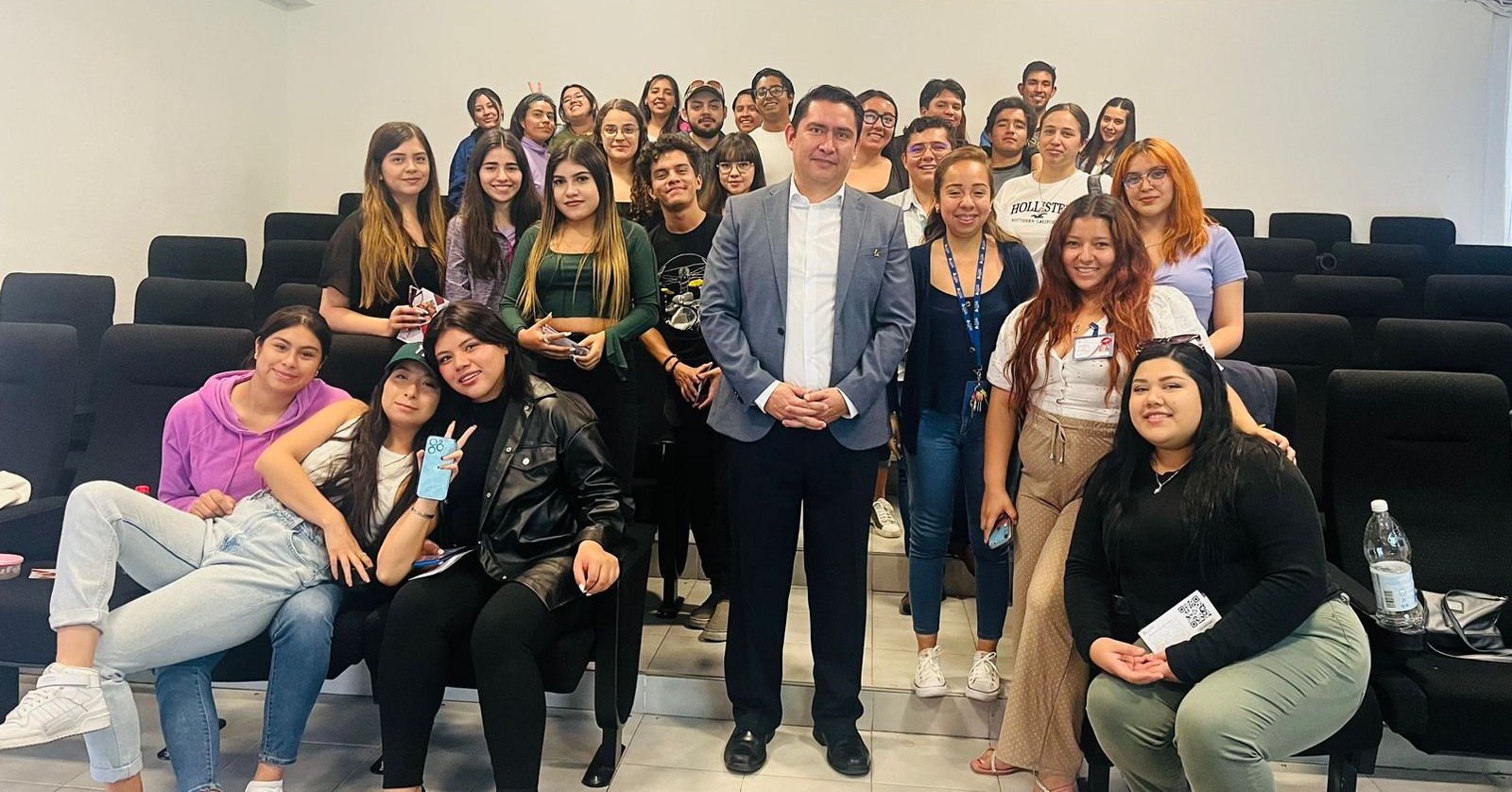 VISITA A LOS ALUMNOS POR EGRESAR DE LA LICENCIATURA POR PARTE DEL DIRECTOR DE POSGRADOS