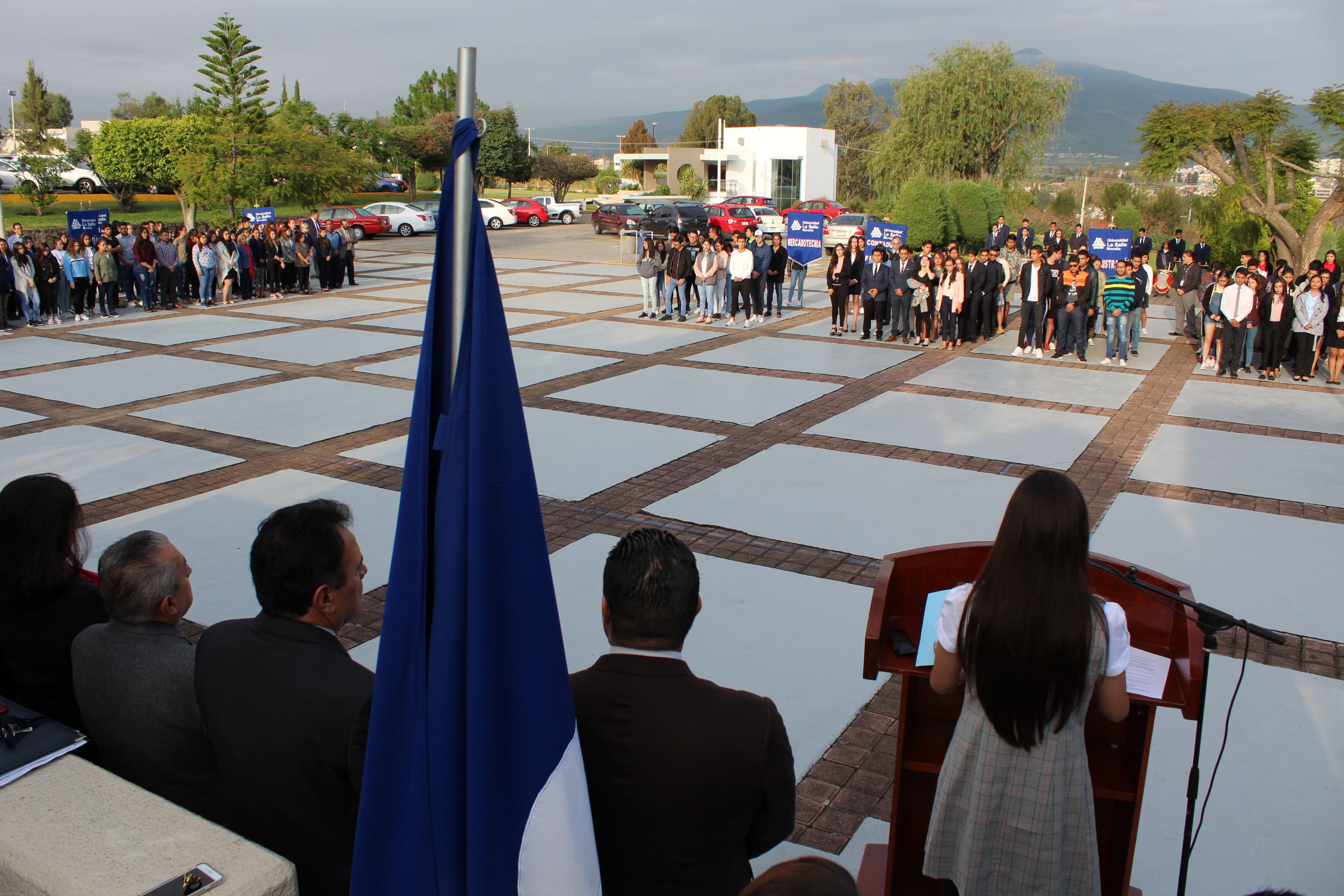 EN SOLEMNE ACTO CÍVICO LOS LASALLISTAS RECUERDAN Y RINDEN HOMENAJE A LOS HÉROES NACIONALES