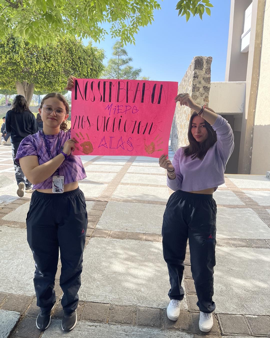 PEGA DE LETREROS EN APOYO AL GÉNERO POR LAS ALUMNAS DEL BACHILLERATO POR EL DÍA DE LA MUJER 