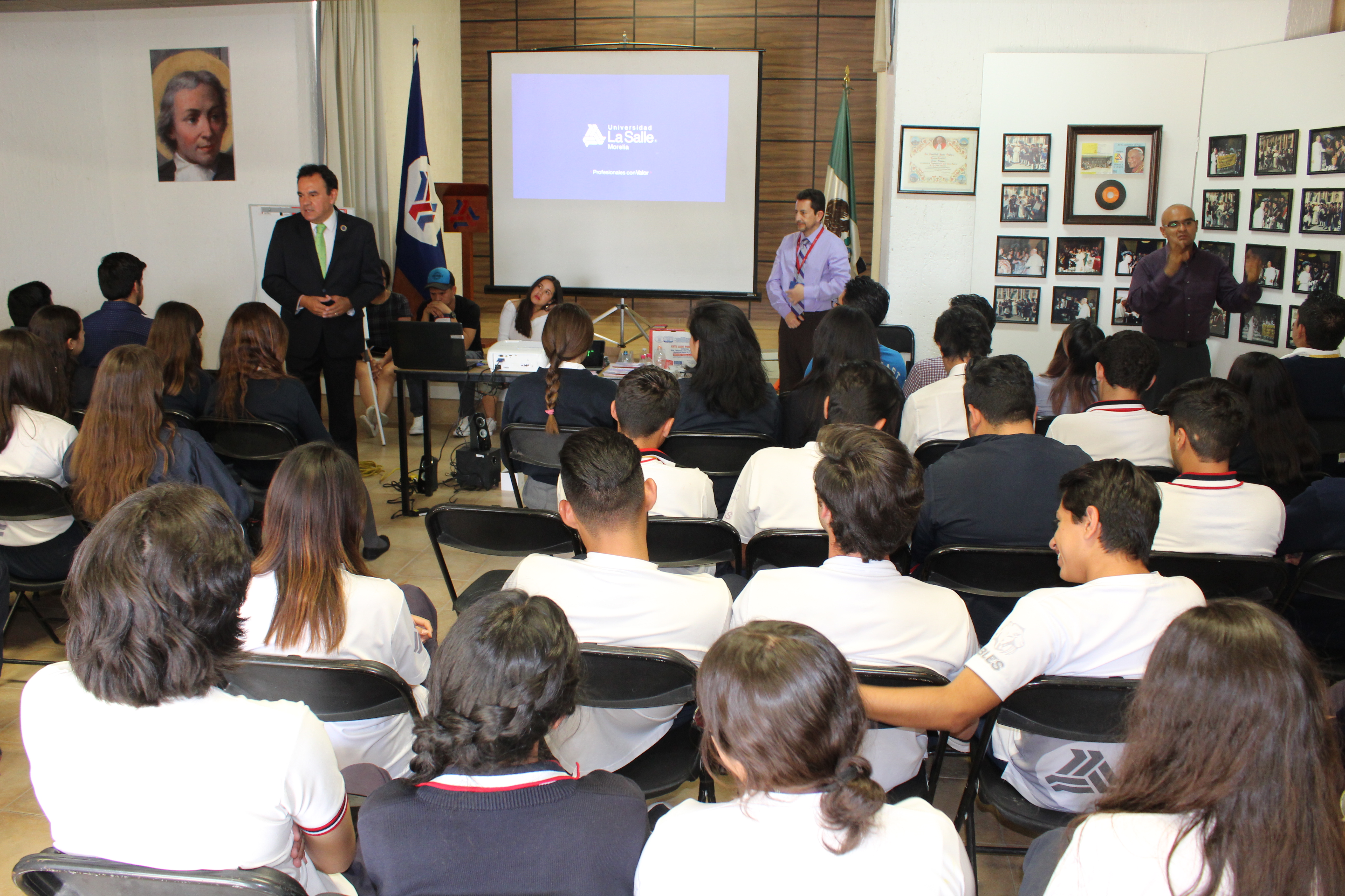 DOCENTES Y ALUMNOS DE LA LICENCIATURA EN MERCADOTECNIA COMPARTEN SU EXPERIENCIA