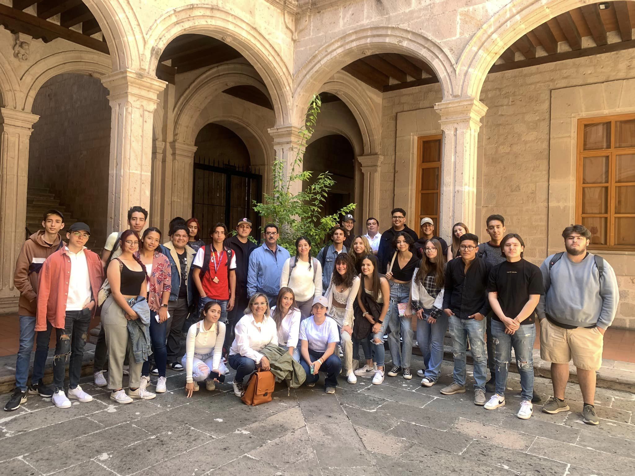 VISITA DE LOS ALUMNOS DE ARQUITECTURA AL CENTRO CULTURAL UNIVERSITARIO UMSNH