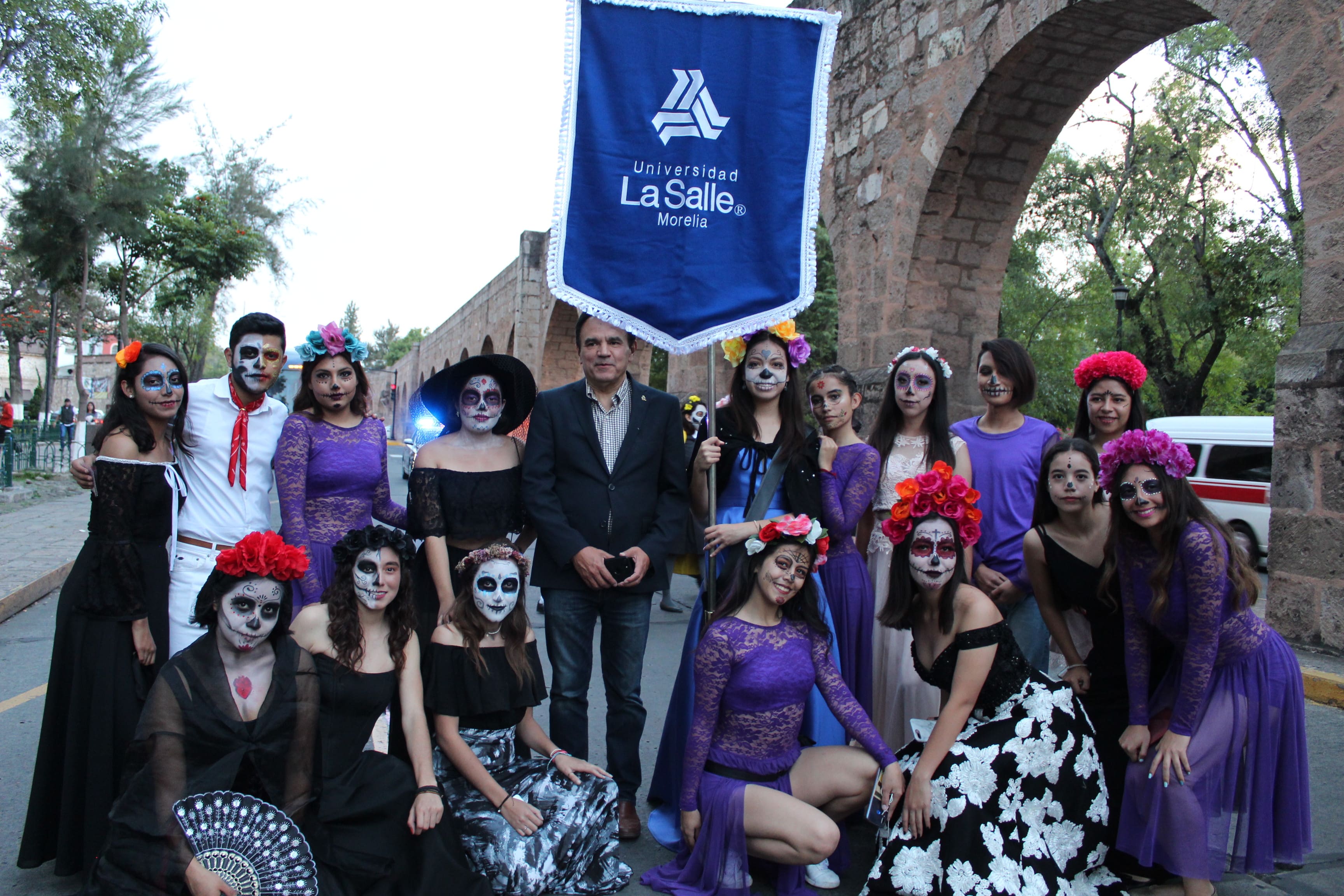 DESFILE DE CATRINAS Y CATRINES EN MORELIA