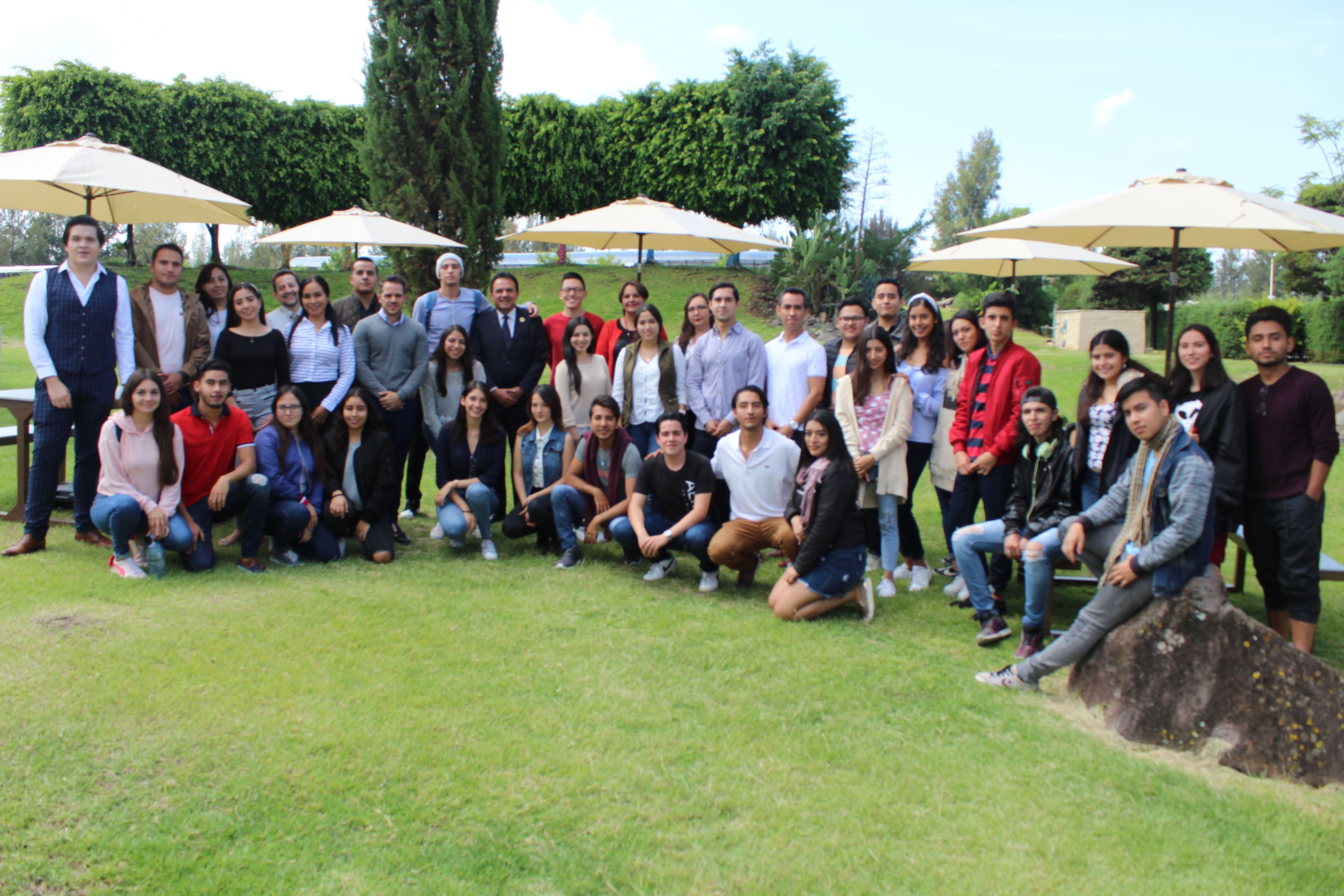 EX ALUMNOS LASALLISTAS DONAN MOBILIARIO A SU ALMA MATER